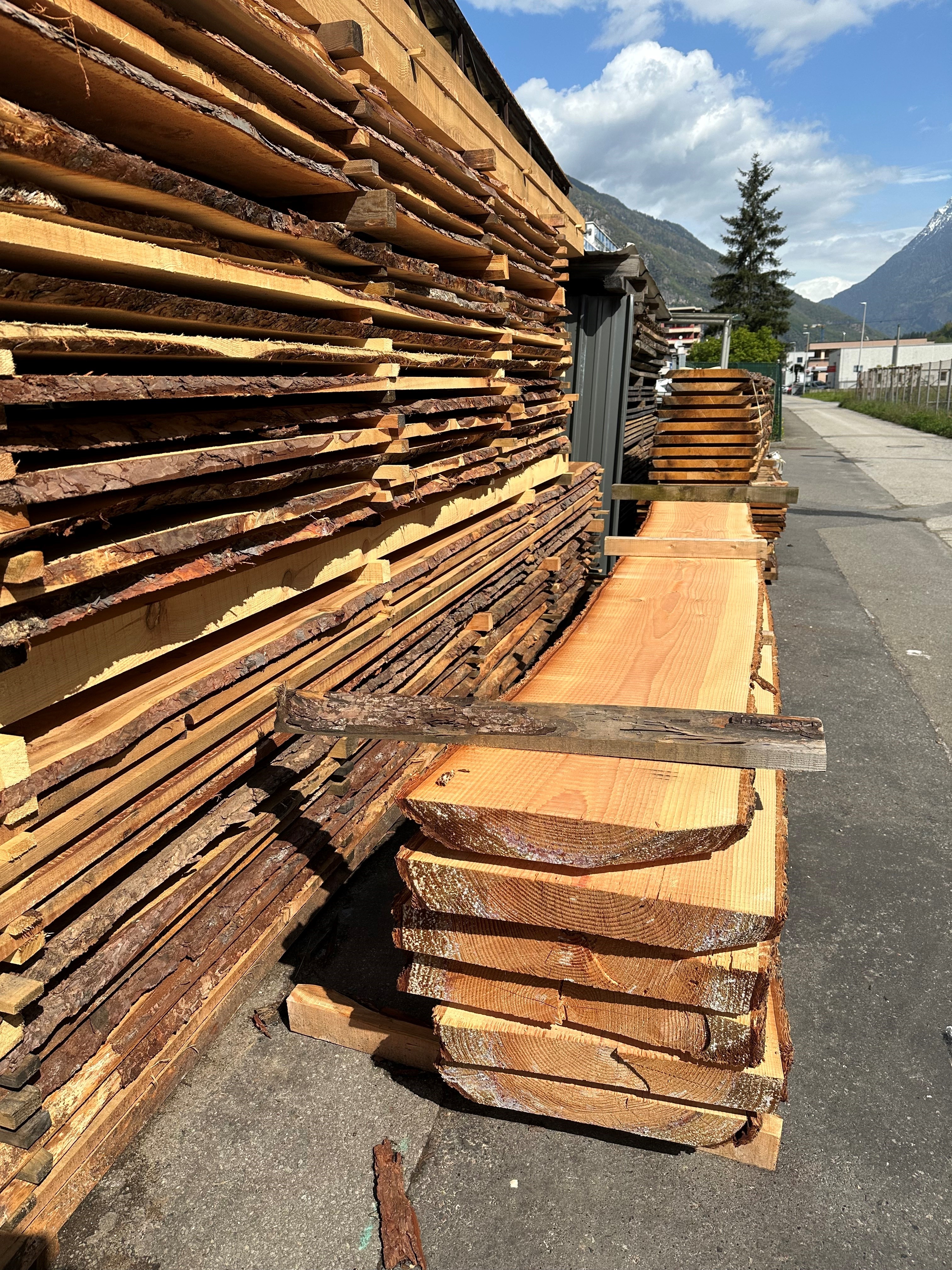 La Segheria Lombardi offre numerose essenze. Qui, tavole di Douglas essiccate all'aria.