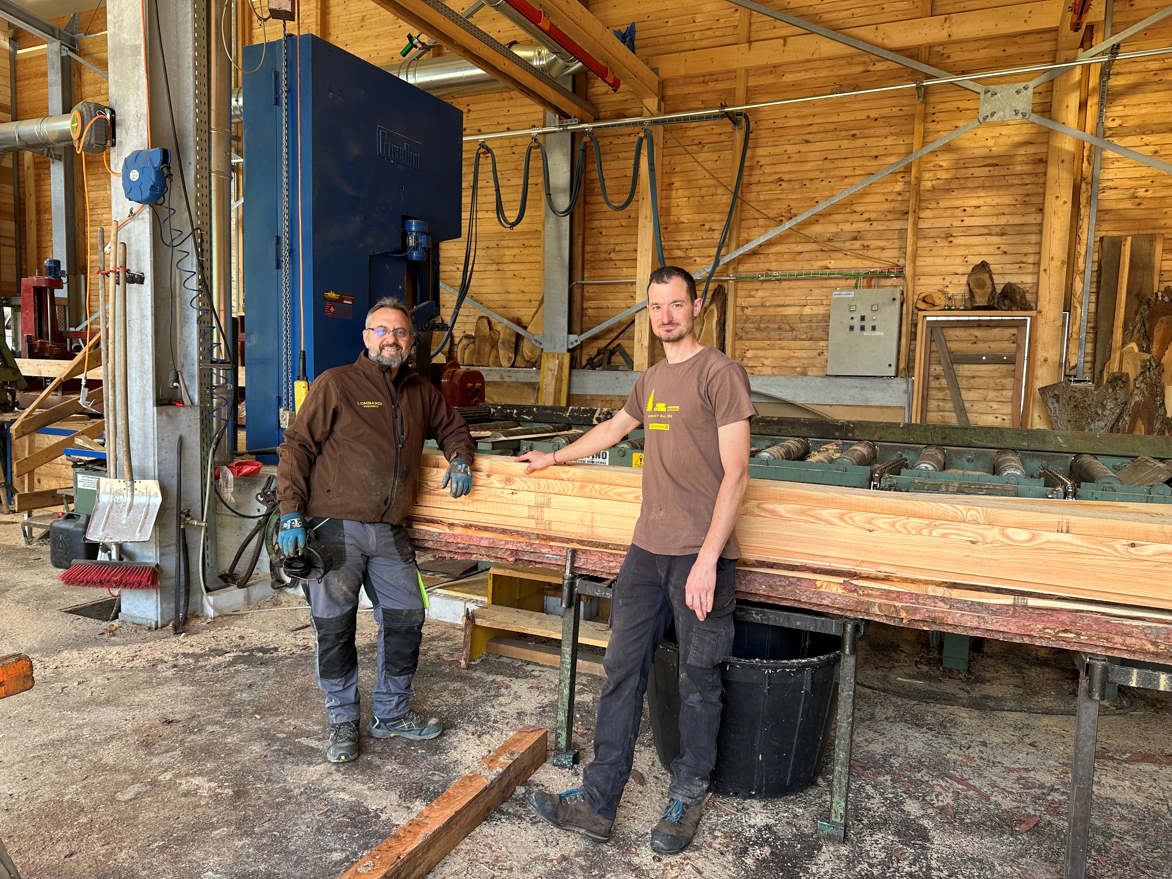 Lutfi Halimaj e Davide Veglio (da sinistra a destra) davanti alla sega a nastro.
